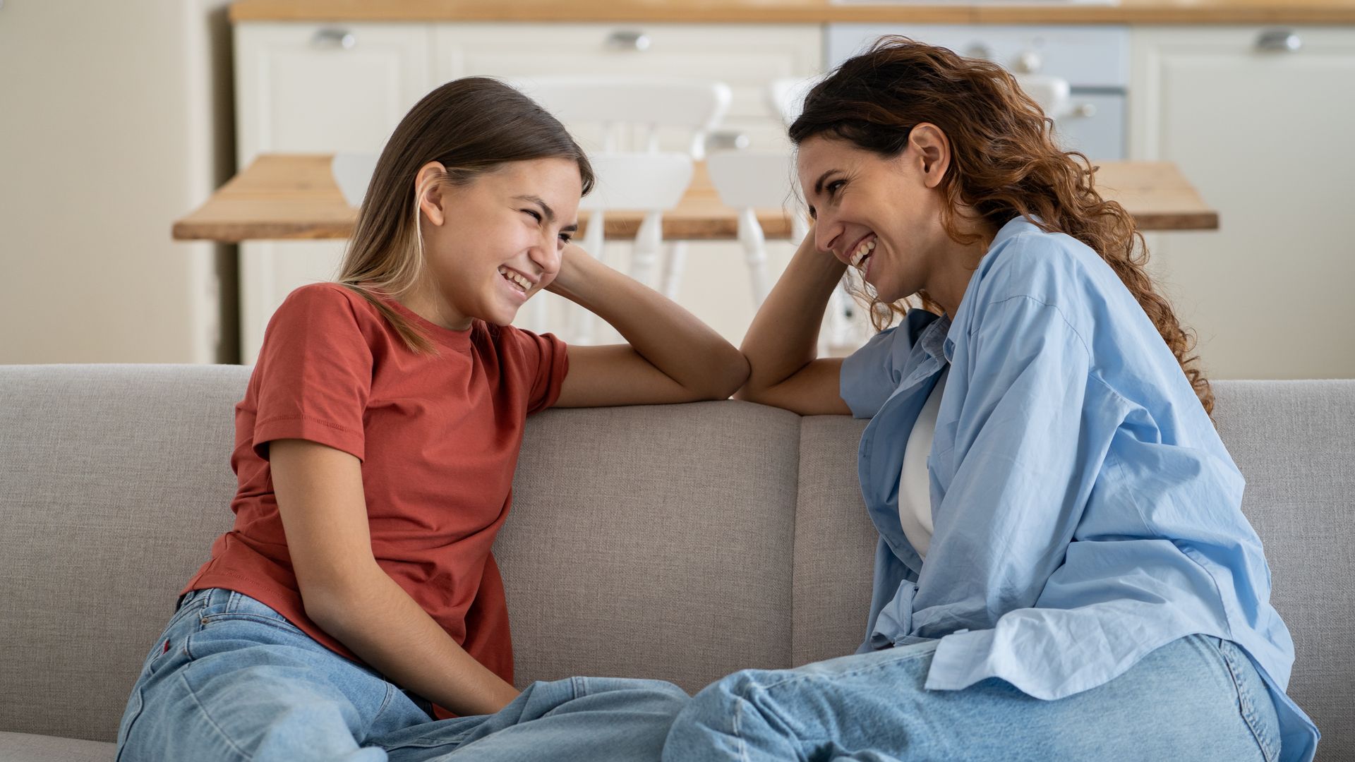 Madre e hija adolescente conversan