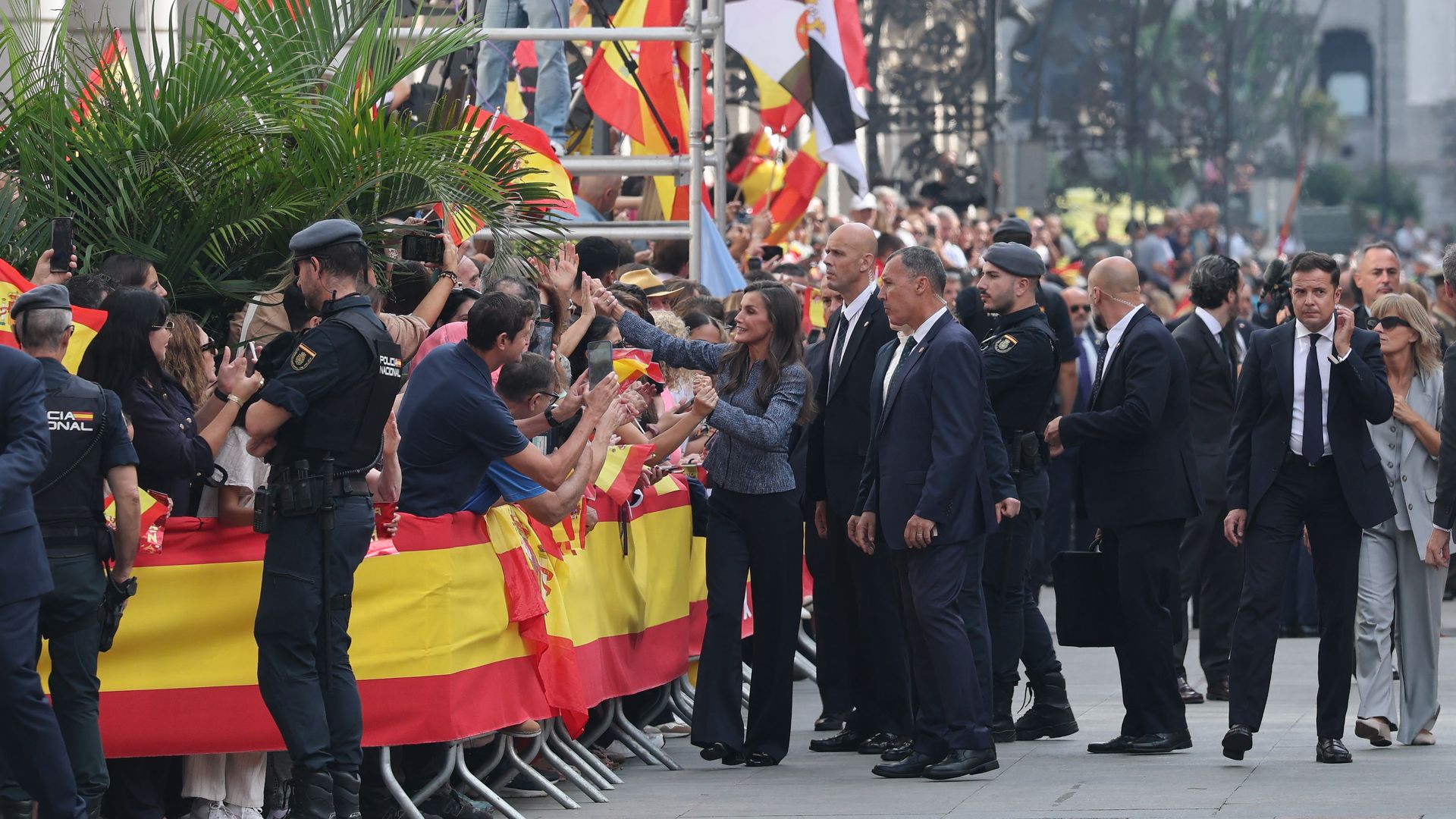 EN DIRECTO. Los reyes Felipe y Letizia llegan a Ceuta: las imágenes de su baño de masas durante la primera parada de su histórica visita