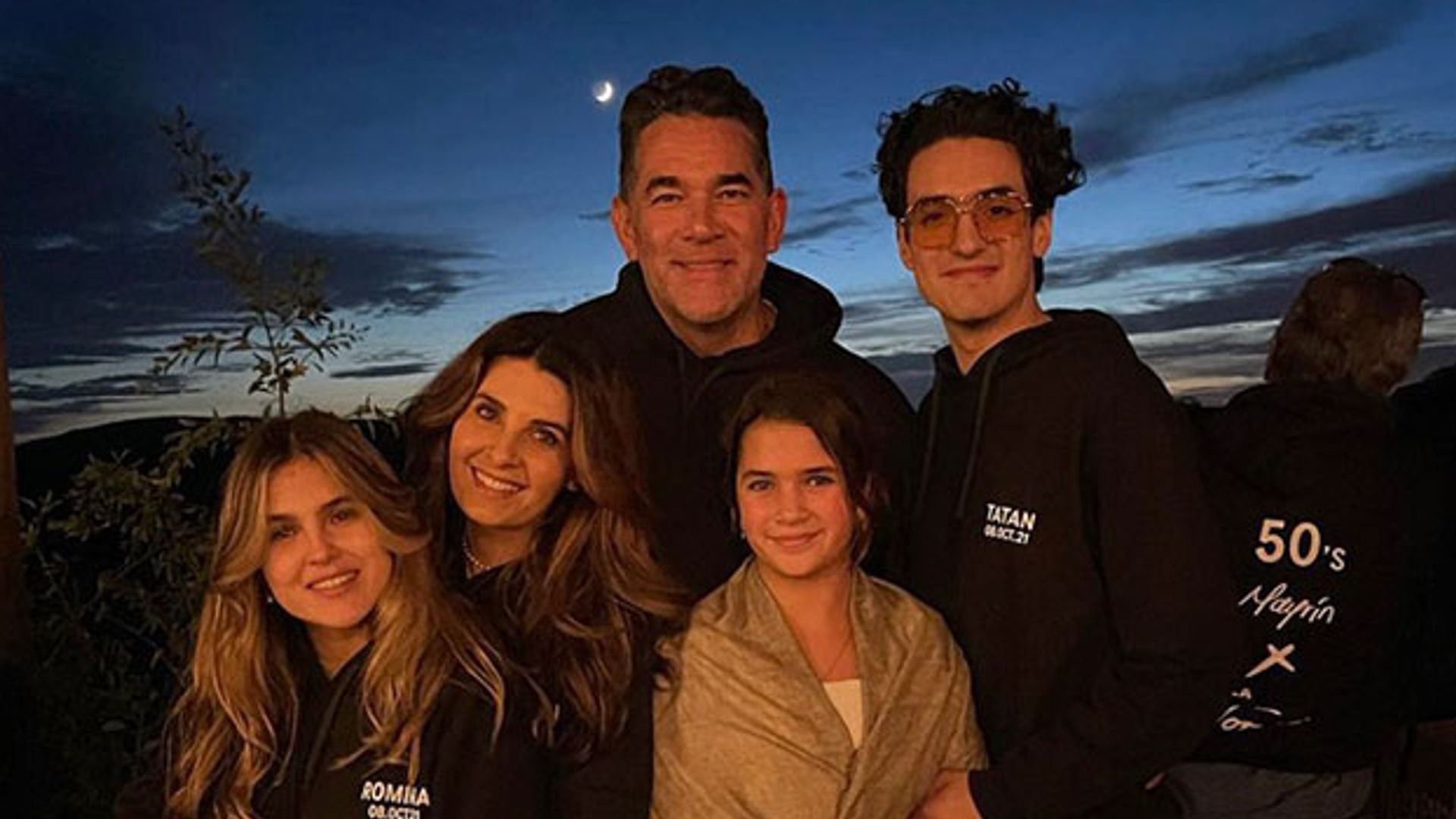 Mayrín Villanueva y sus hijos