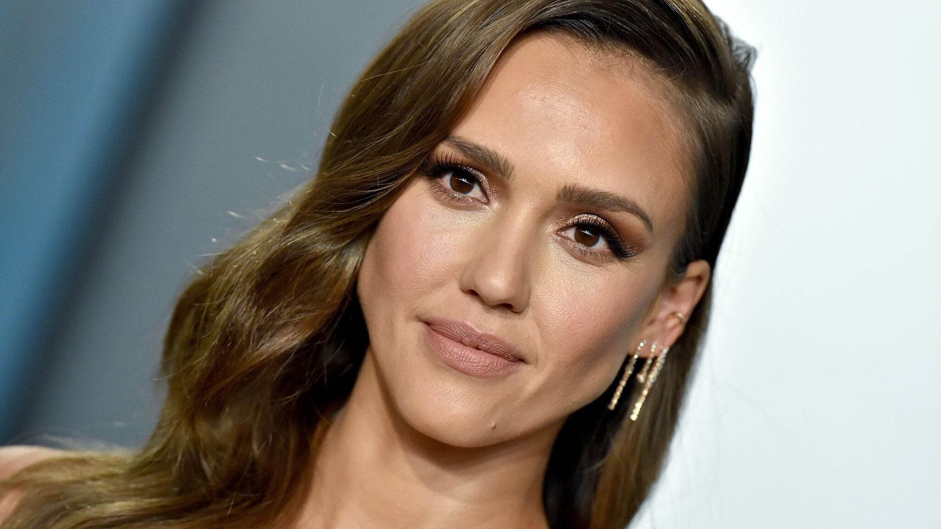 Jessica Alba y el sérum antiedad que se ha convertido en su arma de belleza