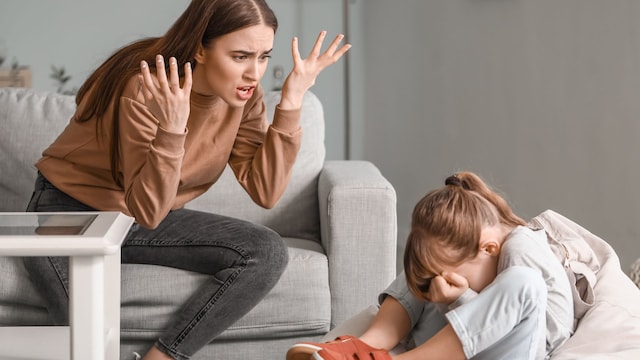 Madre enfadada con su hija