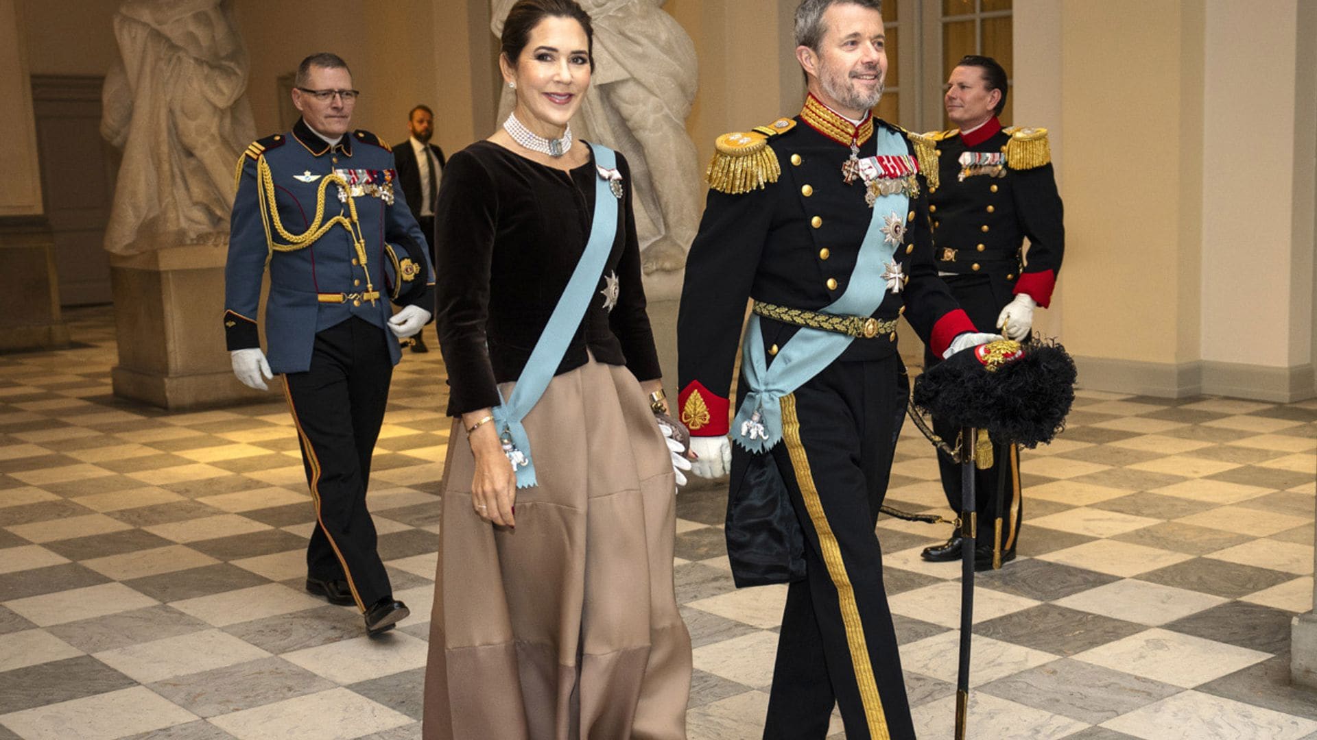 Mary de Dinamarca juega a los contrastes con una gargantilla de perlas y zapatos de leopardo a diez días de ser reina