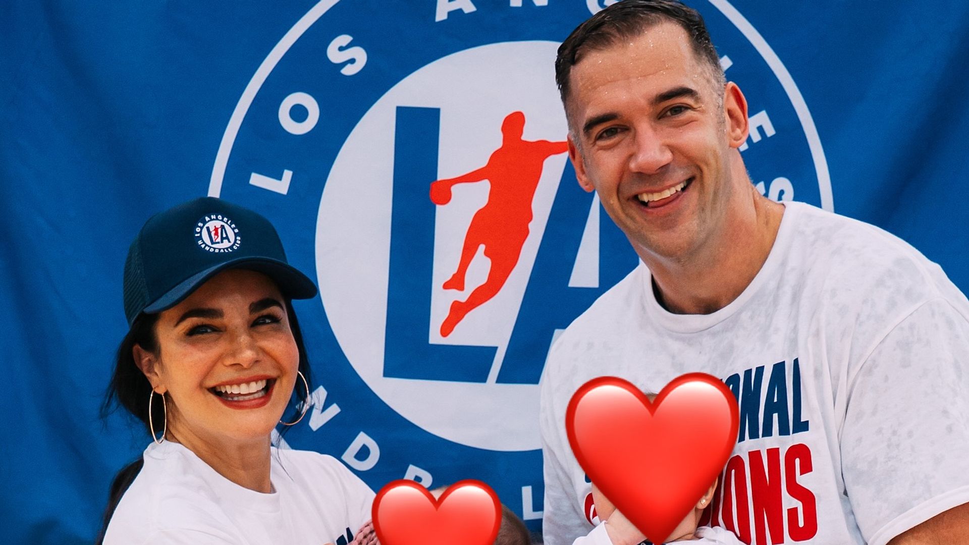 Martha Higareda y Lewis Howes comparten esta nueva foto junto a sus bebés al celebrar un importante triunfo.