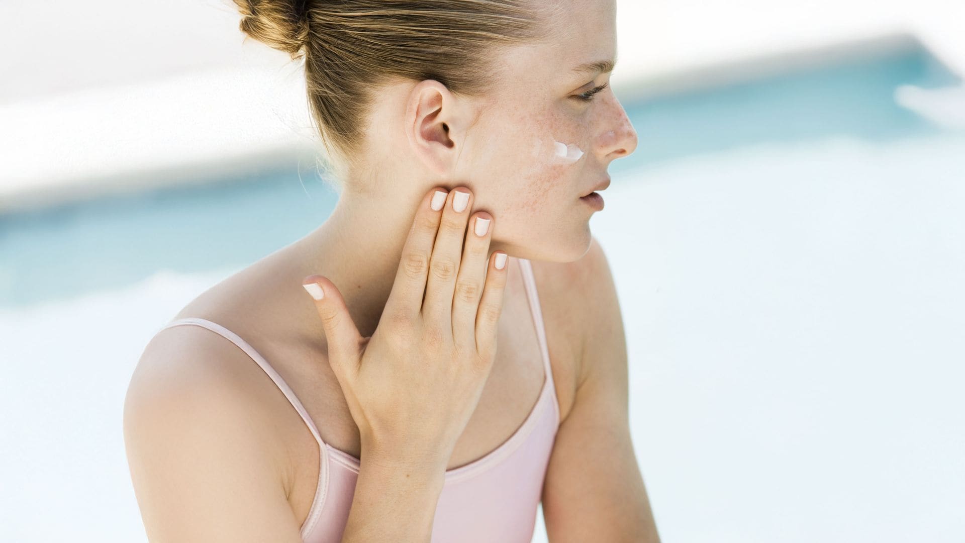 Carmen Navarro, experta en belleza: "Para tener un cuello joven, aplica tus cremas pensando en el número 7"