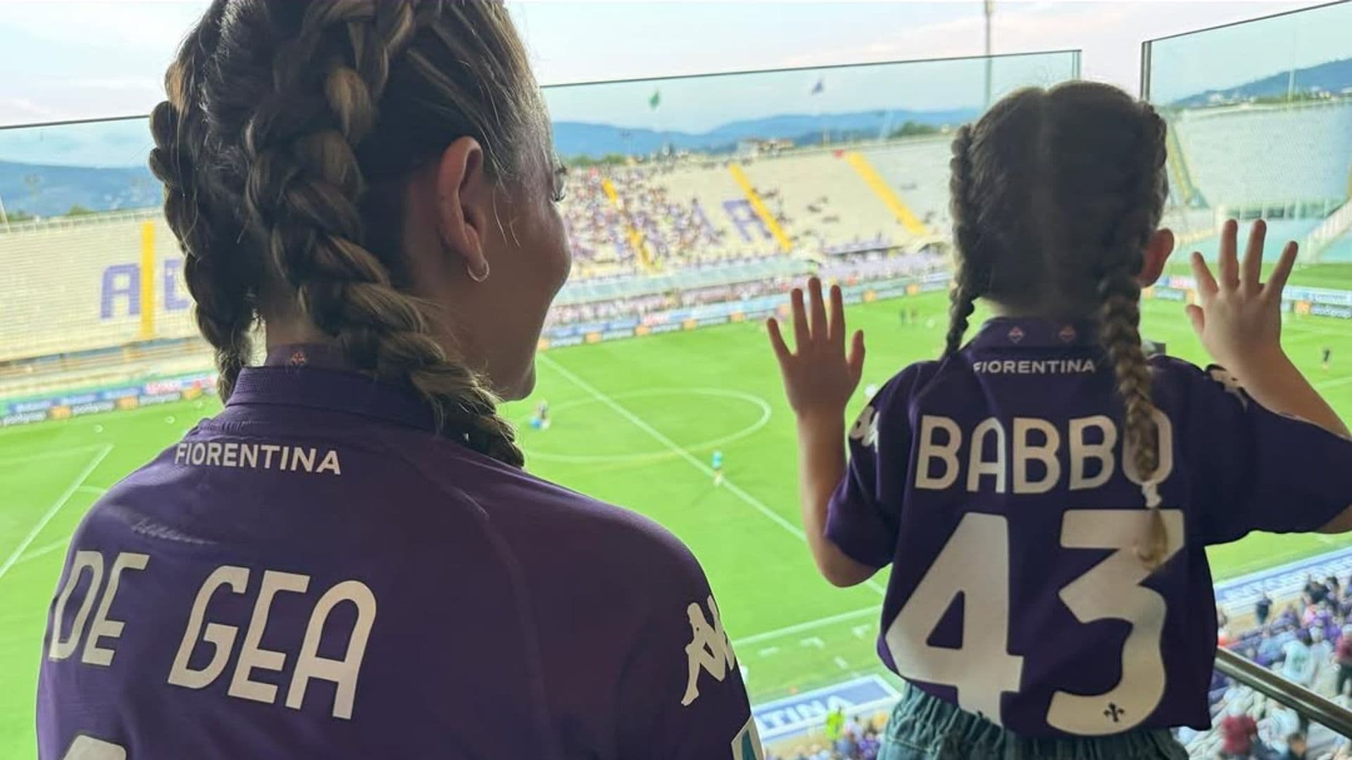 La hija de Edurne y David De Gea luce supermelena como su mamá mientras aplaude a su padre