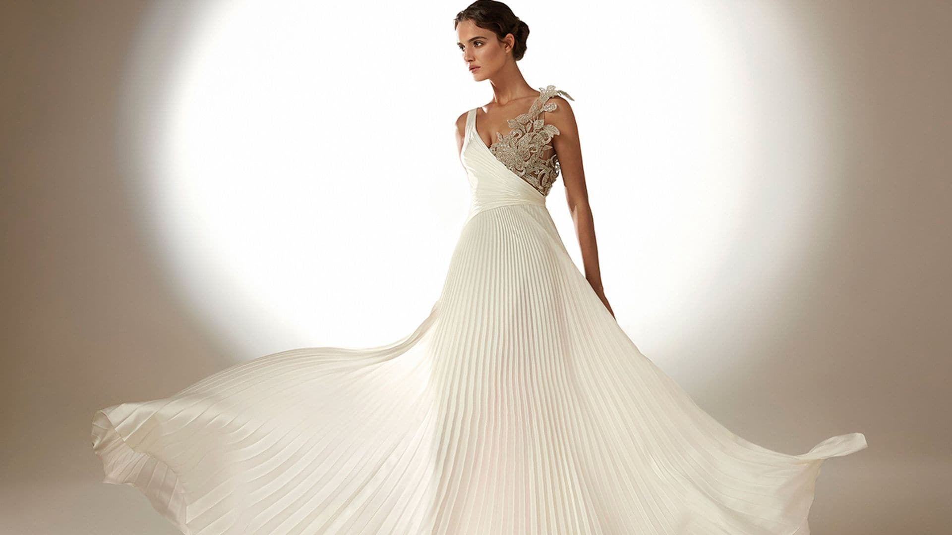 Sé la primera en descubrir la colección crucero de Atelier Pronovias 2021 con Blanca Padilla