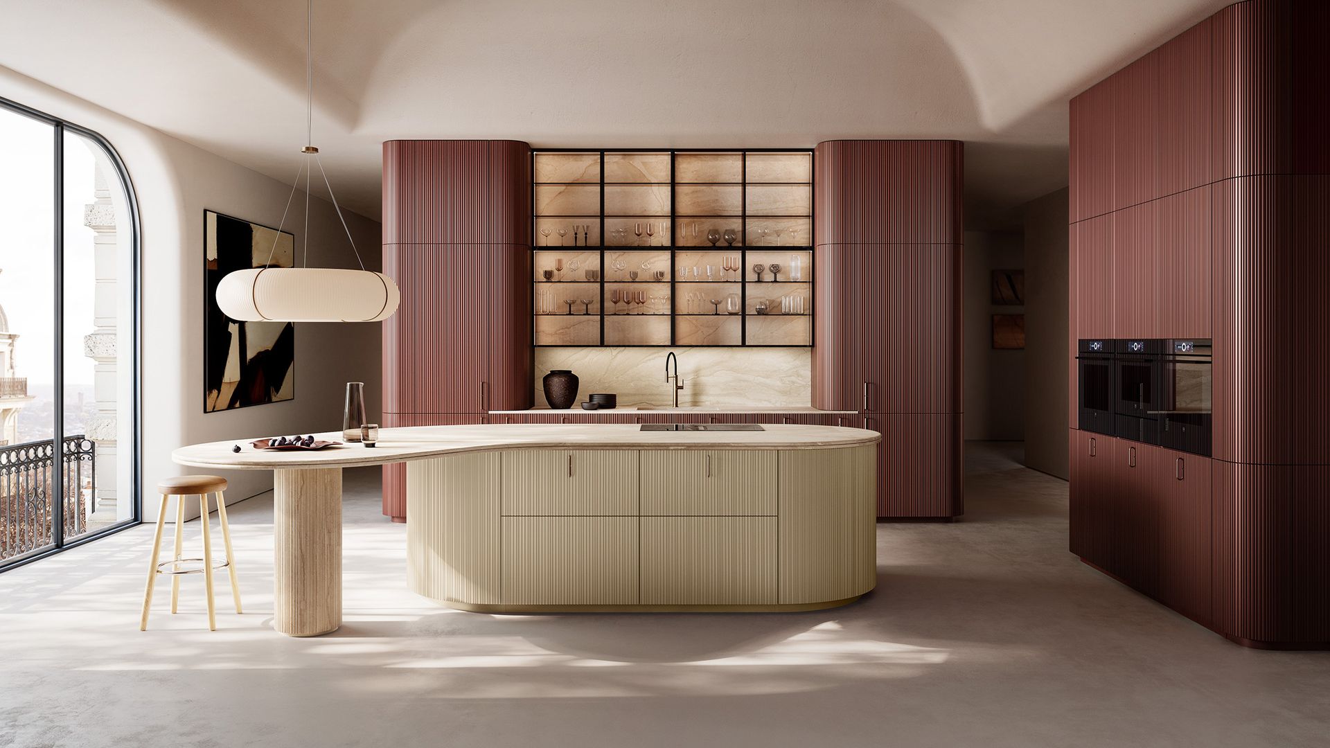 Cocina con isla en color crema, lámpara de techo y resto de muebles en color terracota, con un gran módulo de vitrinas 