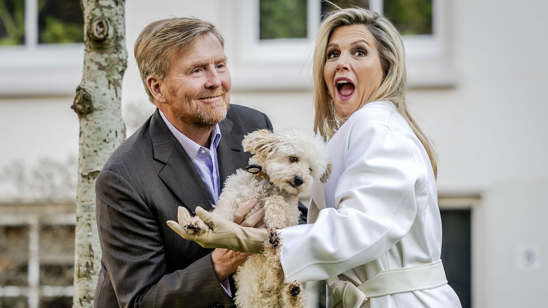 Plano medio de Guillermo y Máxima de Holanda posando con su mascota