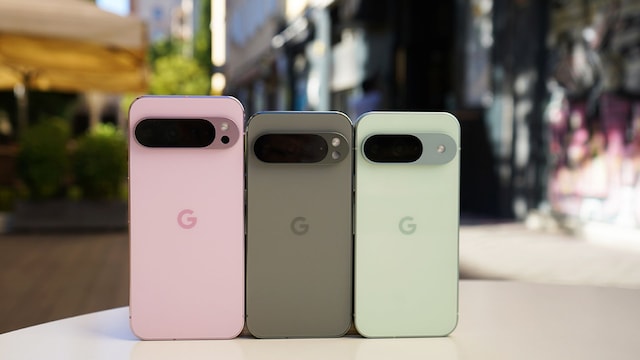 Tres teléfonos Google Pixel 9 en una mesa