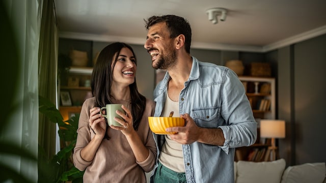 Pareja feliz en su casa