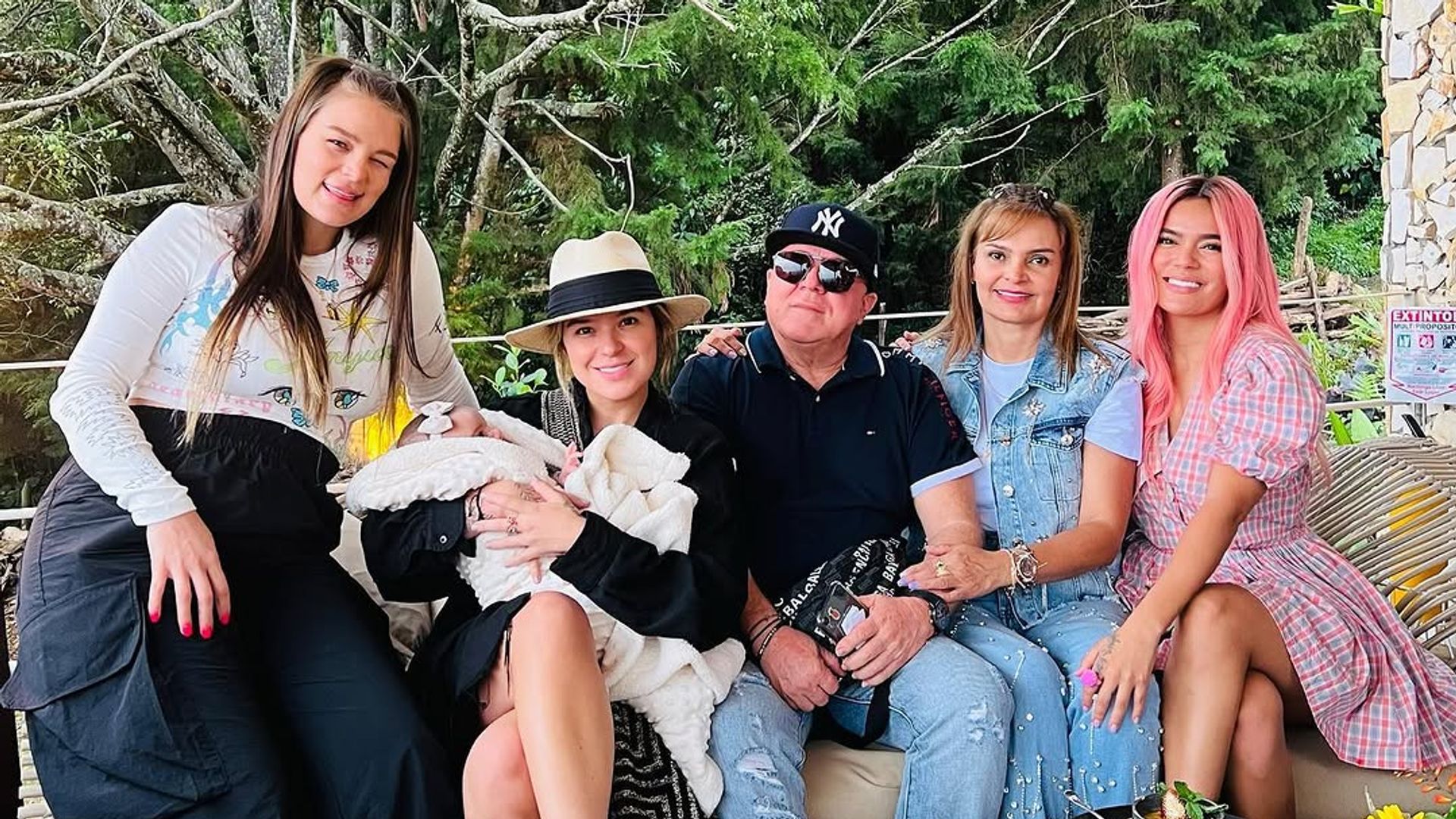 Hermana de Karol G asegura que su familia la traiciona y apoya a su expareja