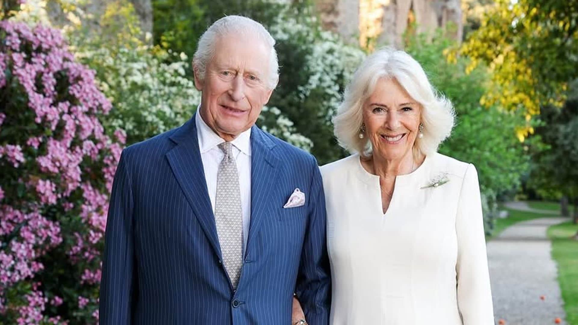El rey Carlos III y la reina Camilla inician los festejos de su 20° aniversario de bodas con nuevos retratos