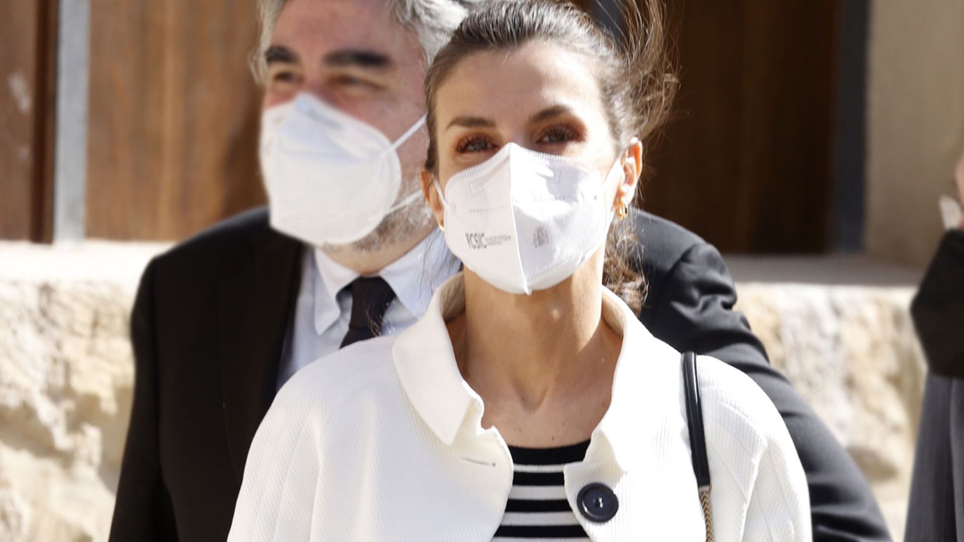 La Reina actualiza su chaqueta de hace 13 años con 'slingbacks' de tendencia