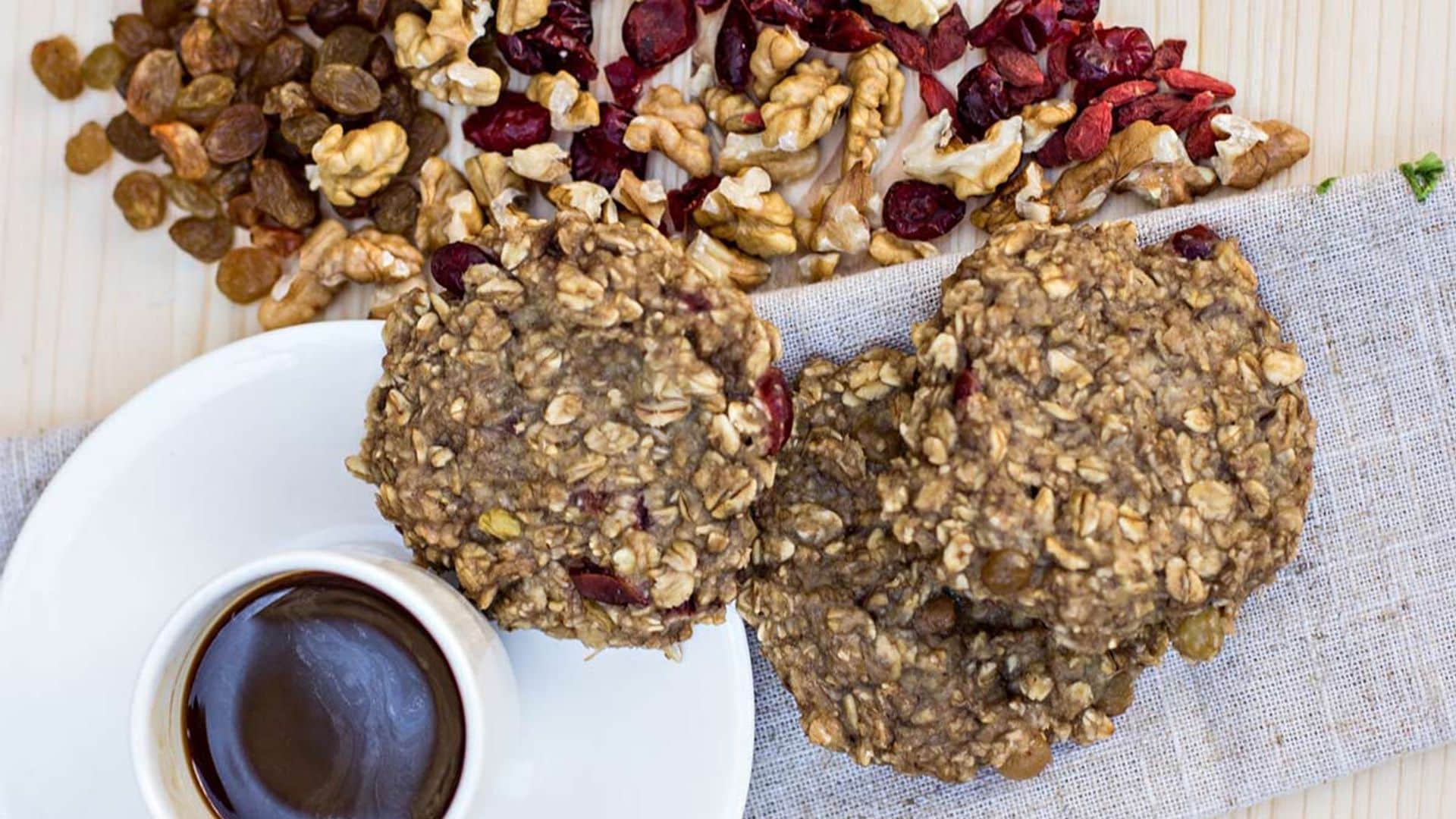 Galletas de avena con nueces, bayas de Goji y arándanos