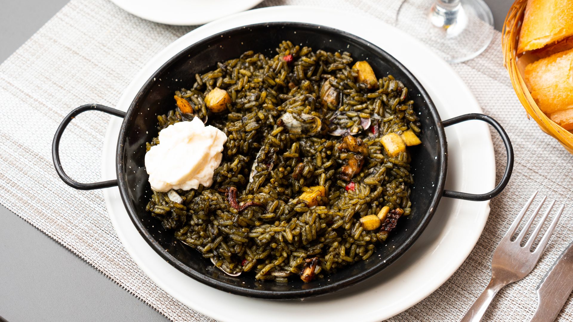 Arroz negro con sepia: el clásico marinero fácil y lleno de sabor para triunfar en casa