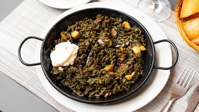 Arroz negro con sepia y alioli