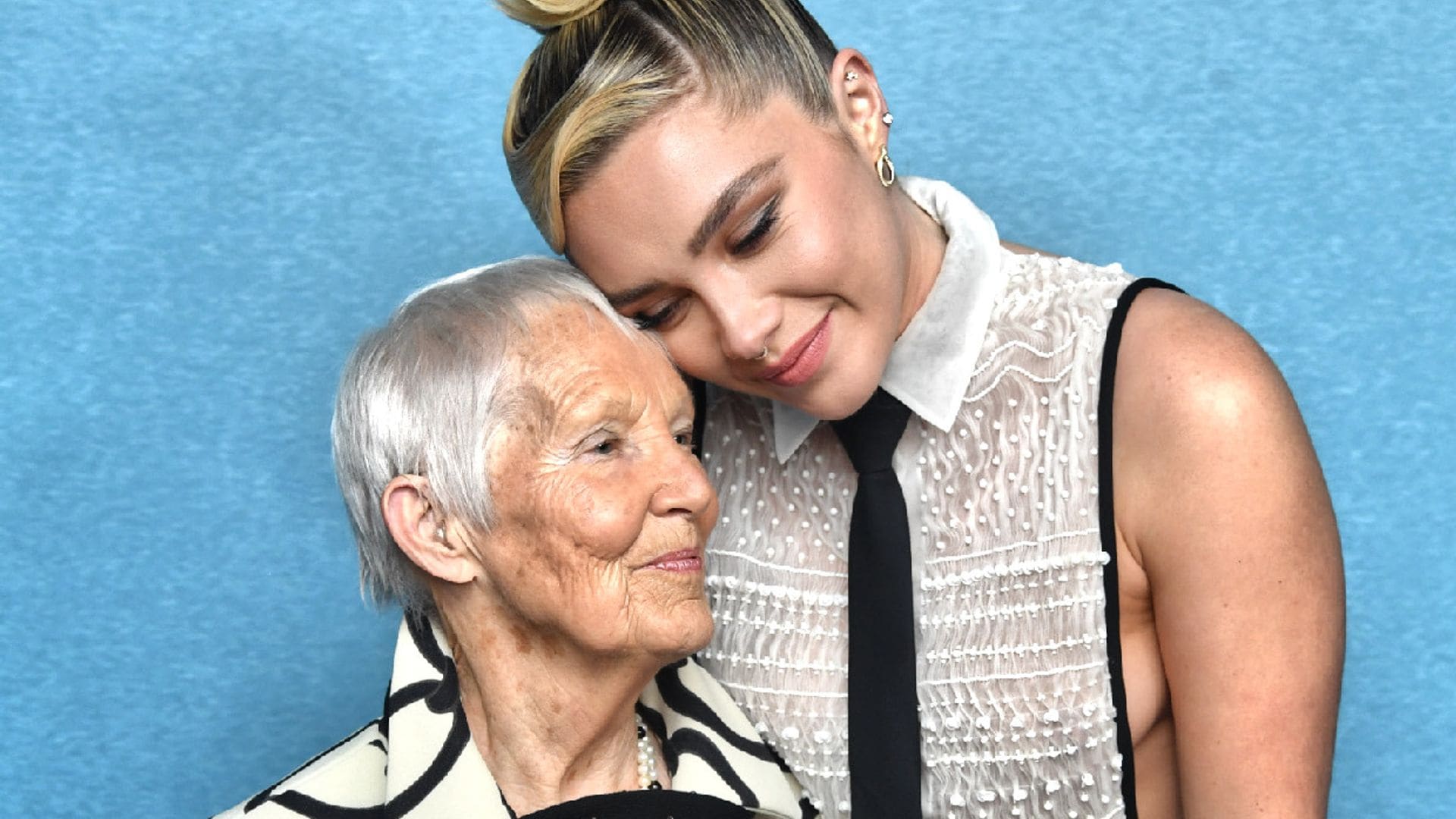 ¡Qué momentazo! Florence Pugh se lleva de estreno a su abuela y sus padres