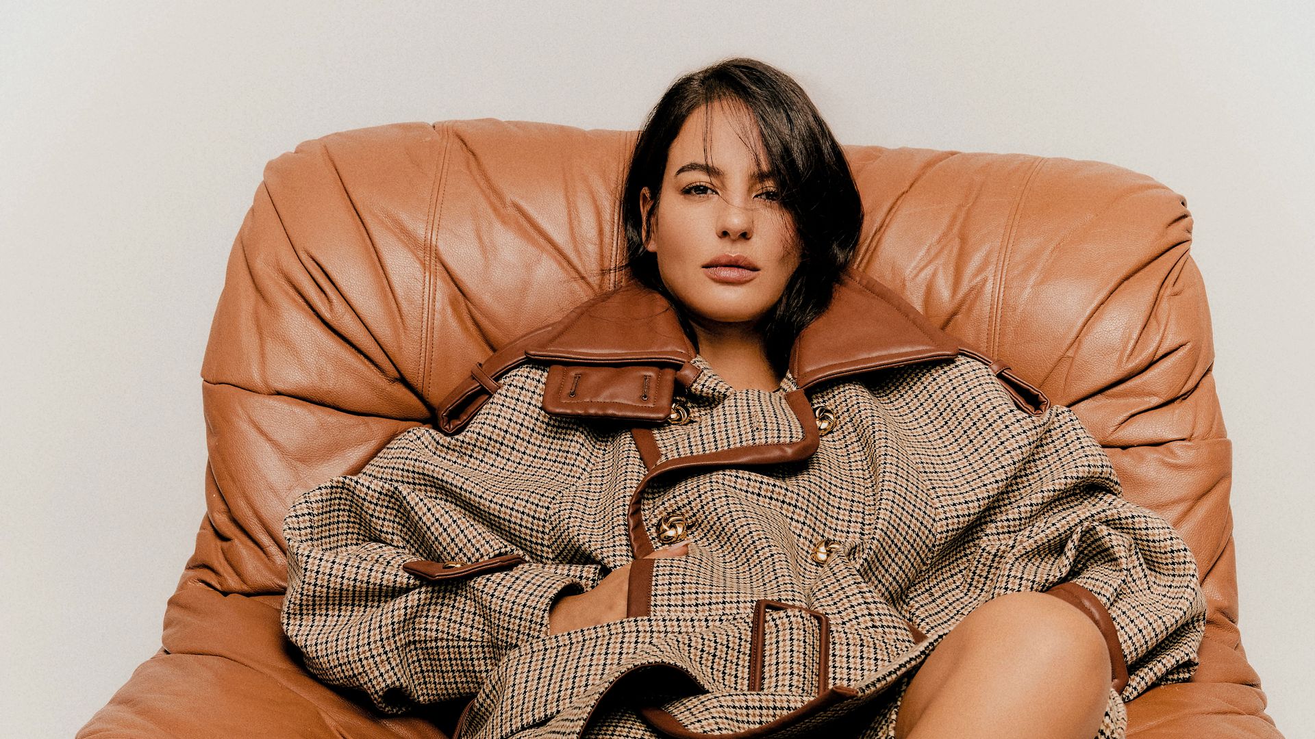 A TODO VOLUMEN
La actriz, con un voluminoso abrigo de cuadros, de Zimmermann, y zapatos, de Tod’s