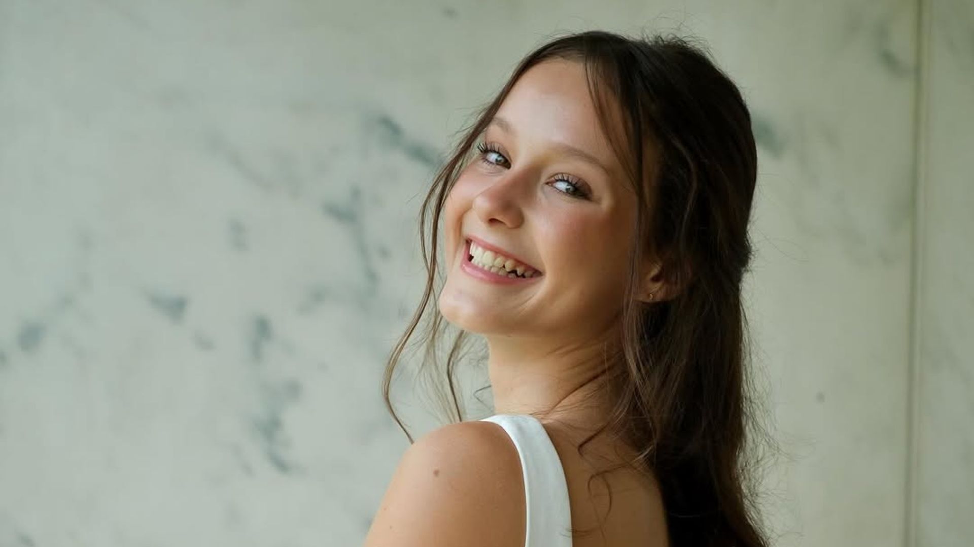 Las fotos más divertidas de Athena de Dinamarca, una ‘mininovia’ el día de su confirmación