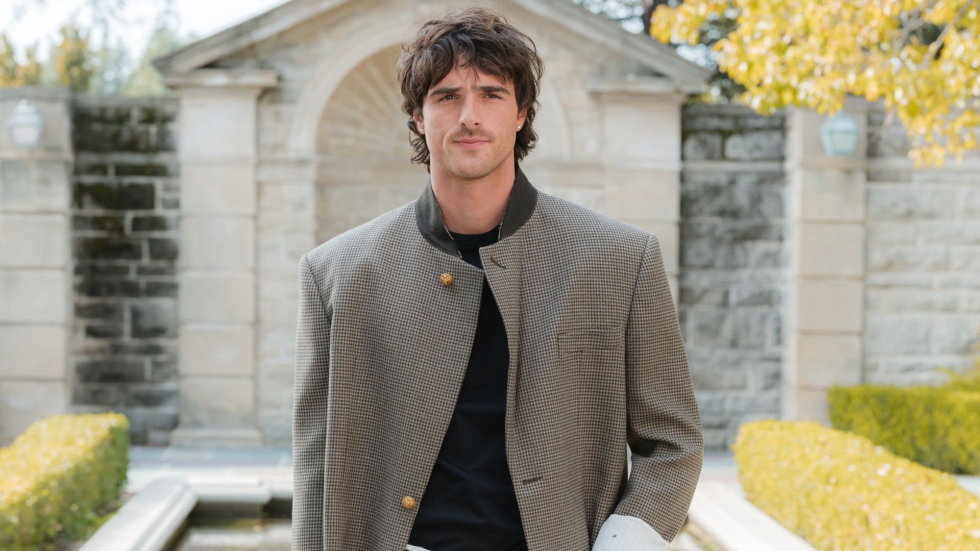 Estás a una compra de Mango de tener la americana favorita de Jacob Elordi