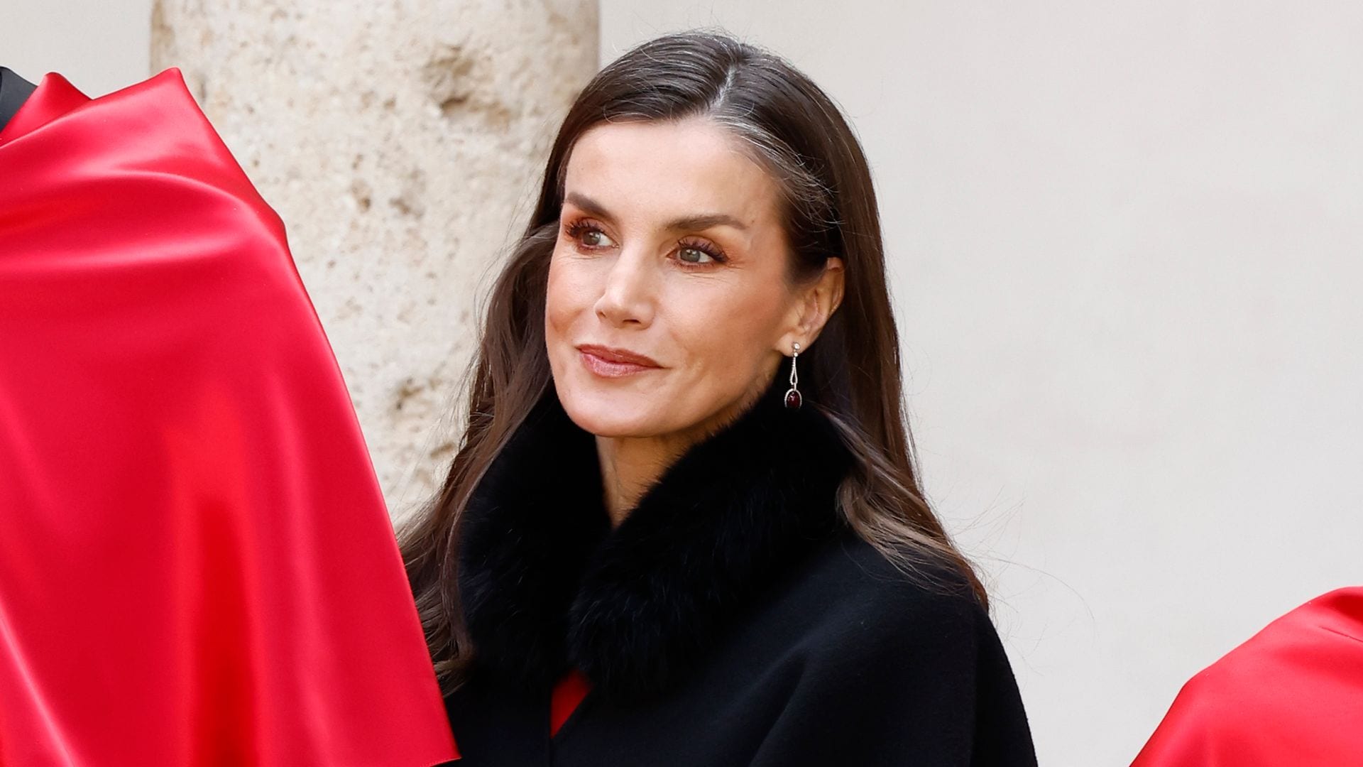 La reina Letizia estrena un vestido español de color cereza, ideal para las invitadas más elegantes