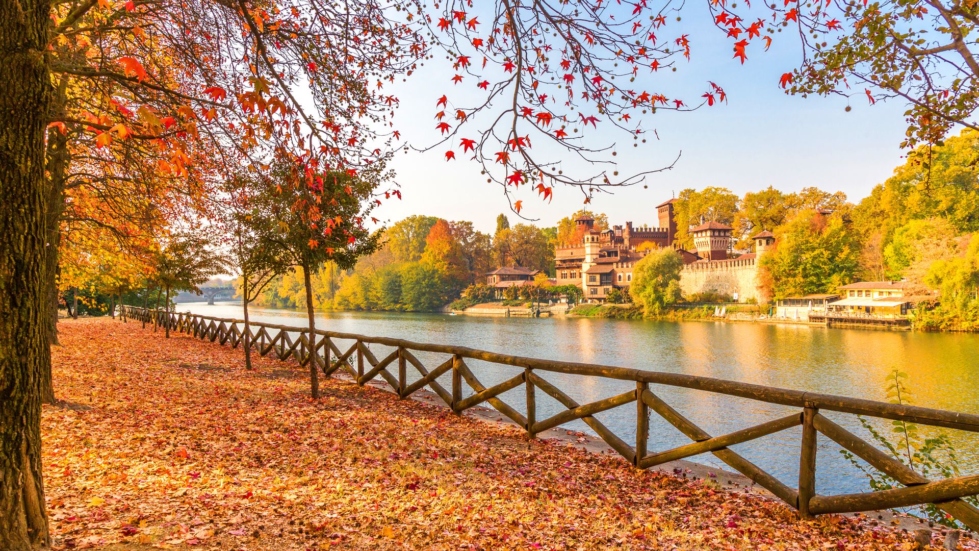 Entre calles doradas y cafés acogedores: las 6 ciudades de Europa donde vivir el otoño más bonito