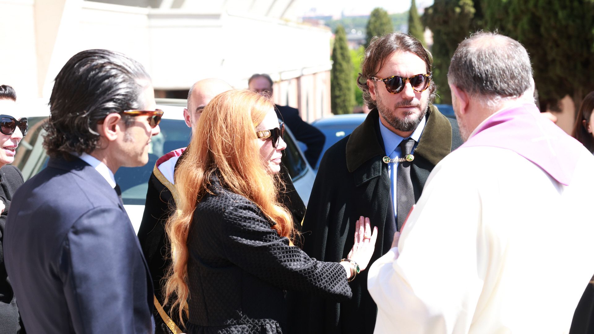 Olivia y Francisco de Borbón dan el último adiós a su padre, el duque de Sevilla, rodeados rostros conocidos
