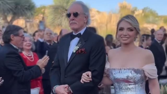 Angélica Rivera camino del brazo del papá de Pablo, Francisco BernotIG: