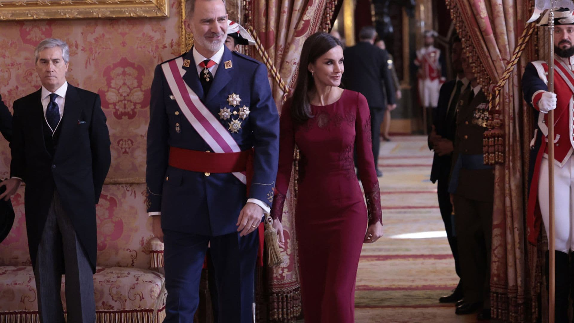 La Reina inaugura su agenda de 2023 con un vestido rojo de transparencias y encaje