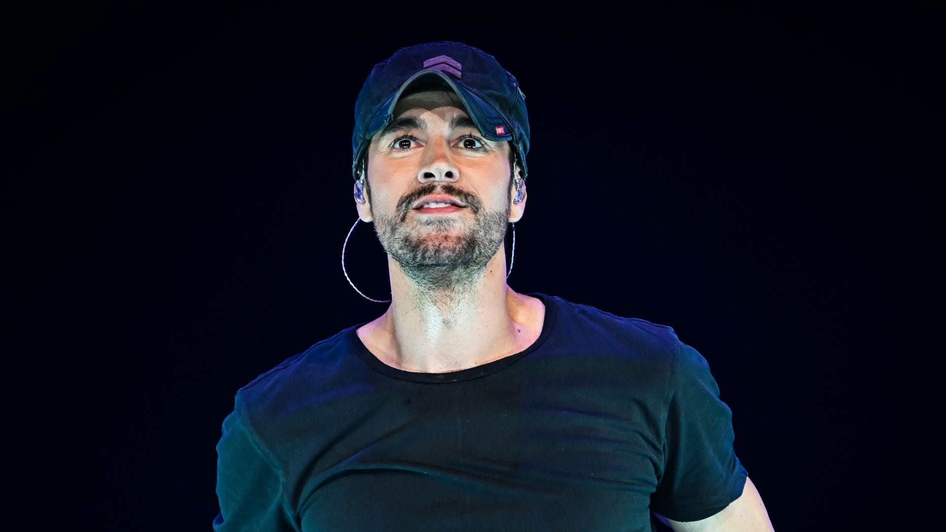 Así hemos visto crecer a Enrique Iglesias en ¡HOLA!: repasamos todas las portada