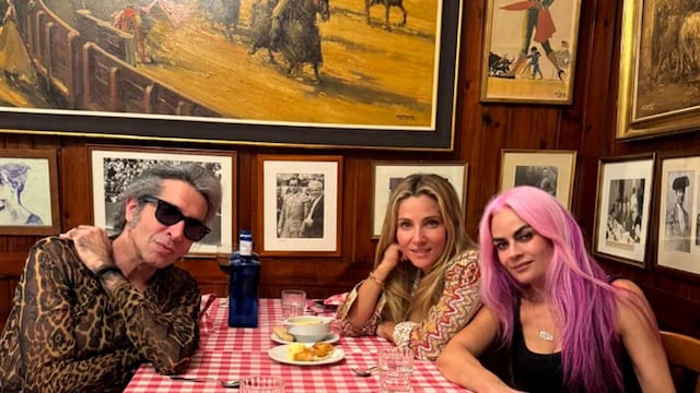 Mario Vaquerizo con Elsa Pataky y Beatriz Matallana en Casa Salvador