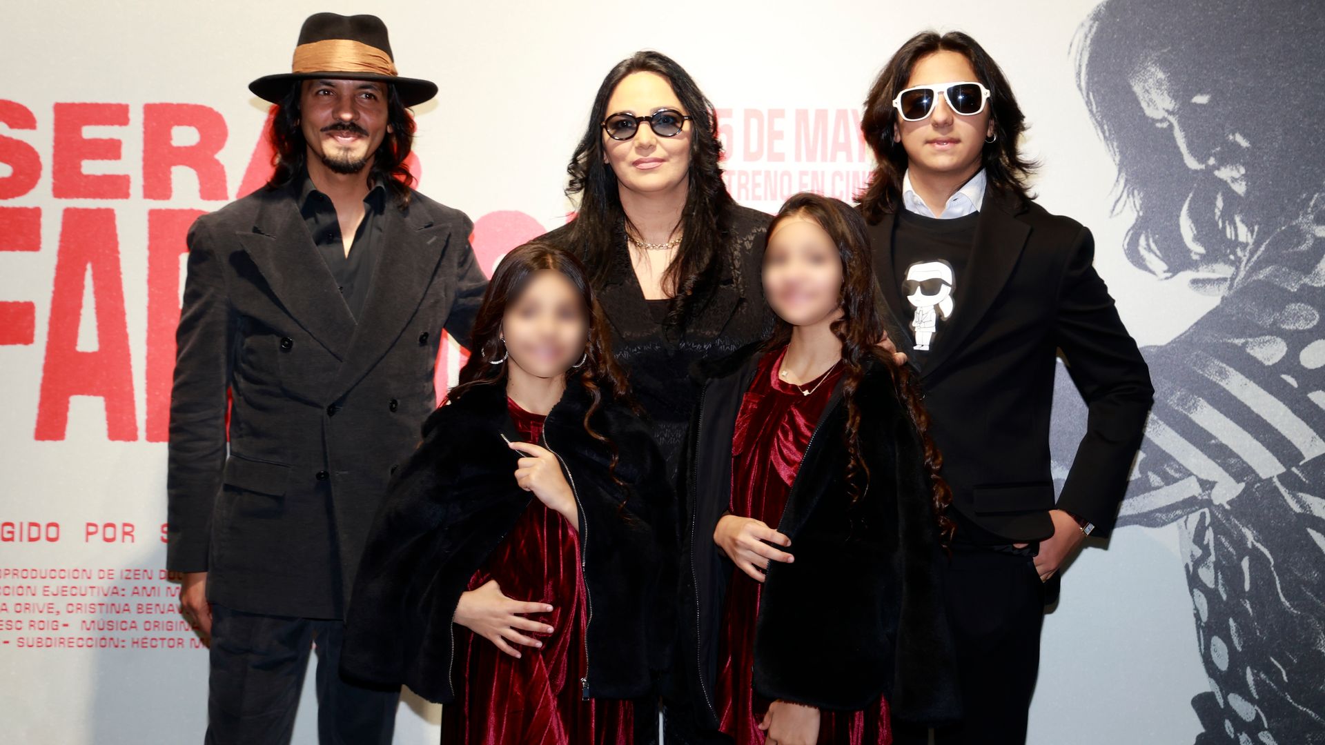 Farruquito, su mujer Rosario, y sus hijos, Juan "El Moreno", Manuela y Triana durante el preestreno de 'Serás Farruquito' en Madrid