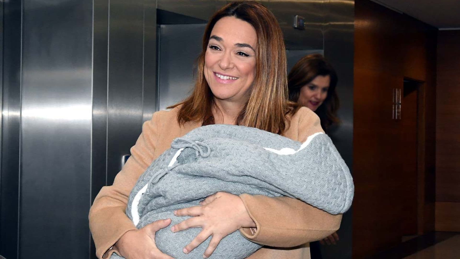La hija de Toñi Moreno aún no ha cumplido un mes ¡y ya es una futbolera!