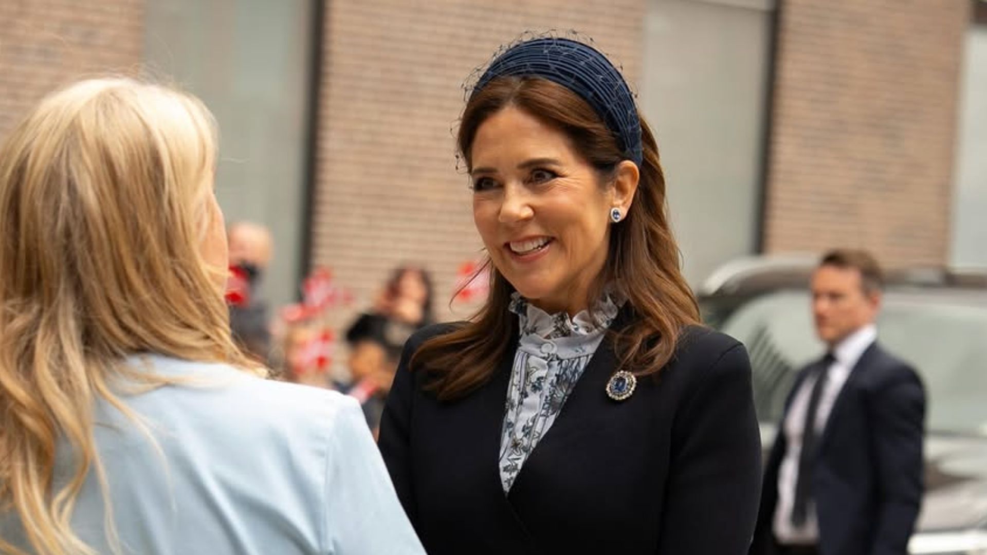 Vestido floral, americana y diadema 'vintage': Mary de Dinamarca firma el look de entretiempo perfecto con joyas históricas
