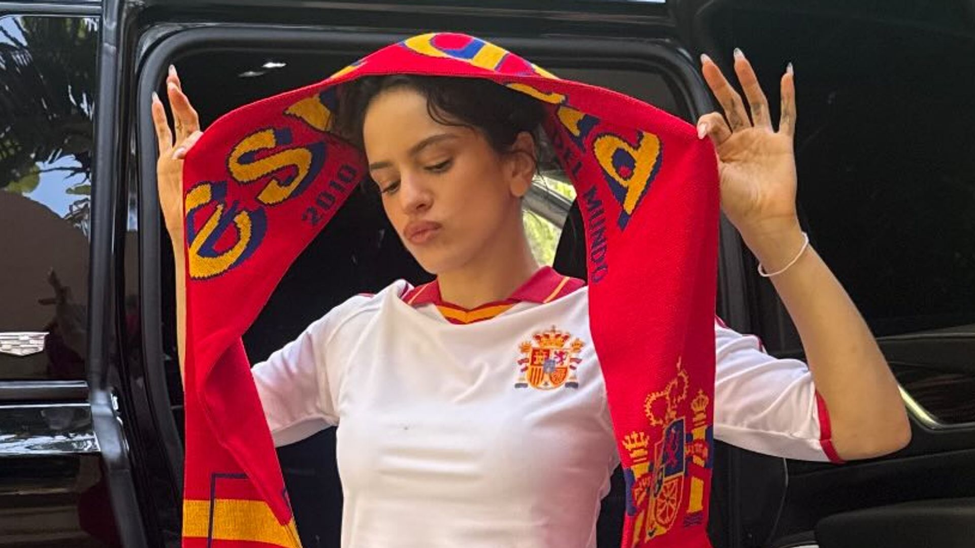 El momentazo de Rosalía dándolo todo a ritmo de 'Despechá' para celebrar los goles de España