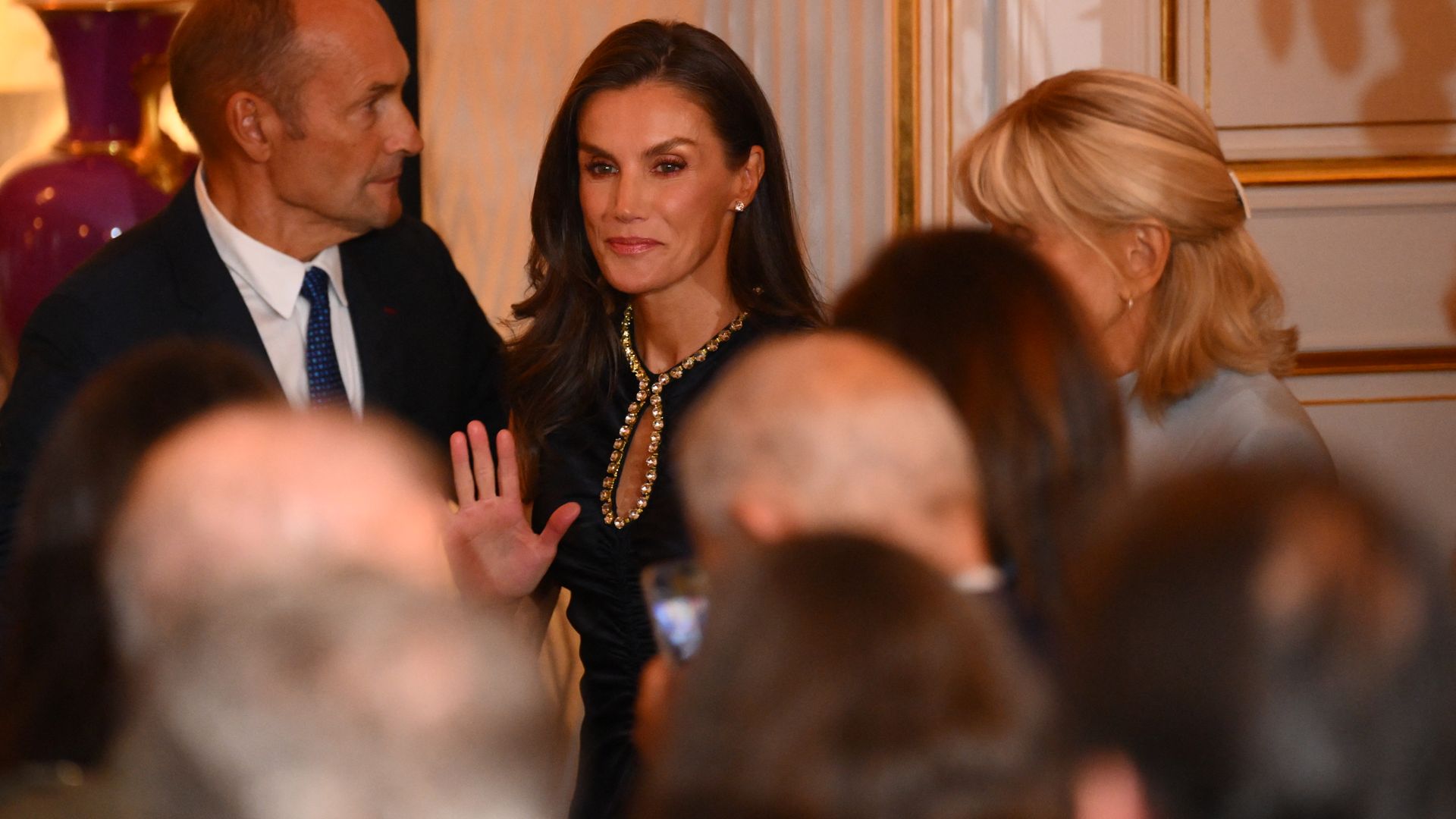 La reina Letizia saludando a su llegada