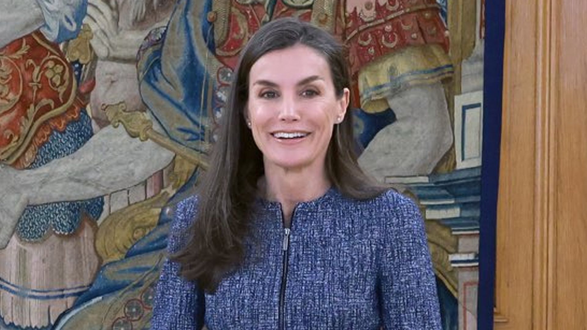 La reina Letizia, de clásica a moderna con su chaqueta de estilo vaquero y cremallera (no es su primera vez)