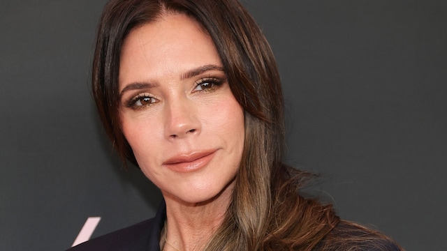 Victoria Beckham con americana negra y pelo largo ondulado