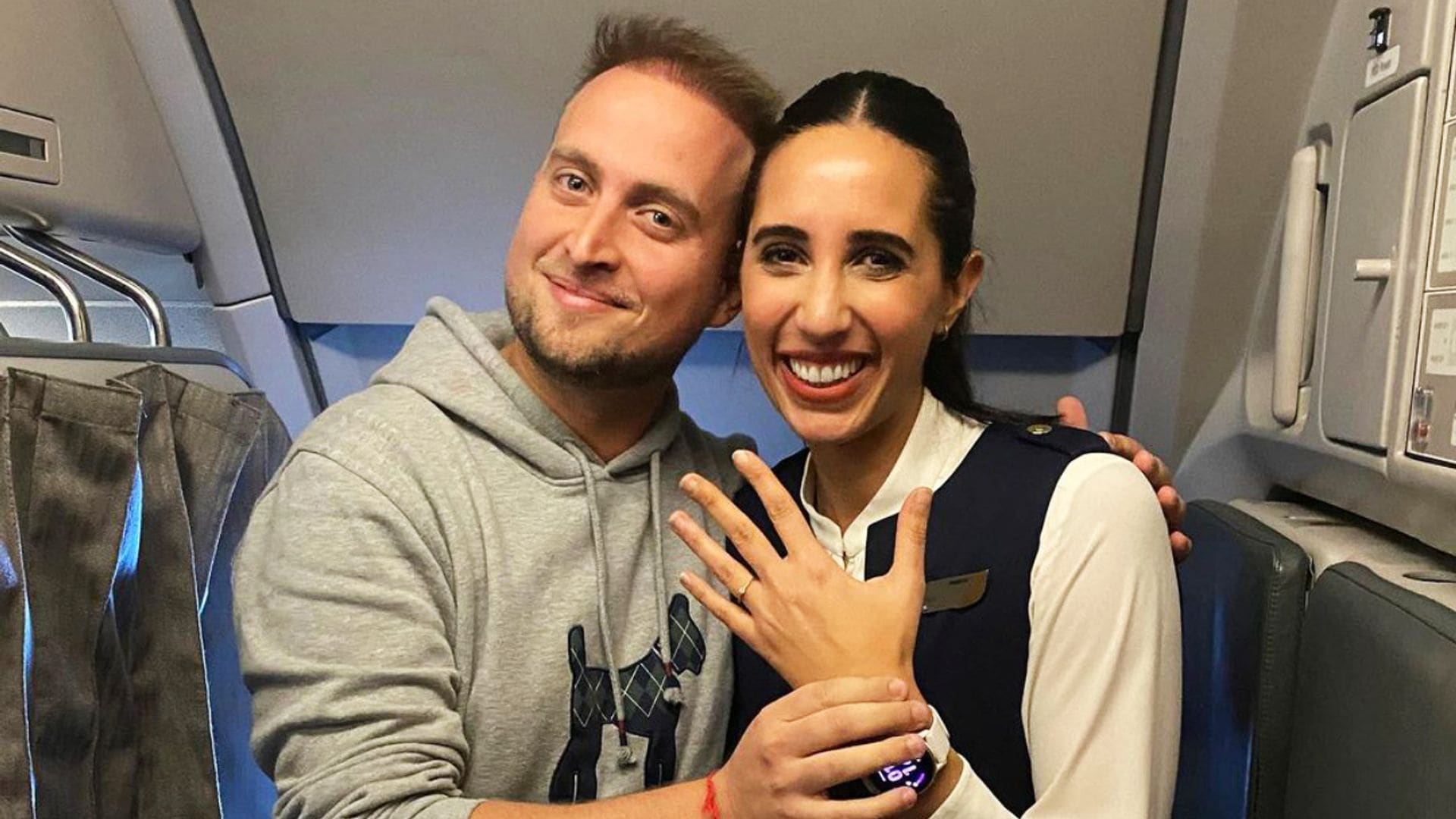 No te pierdas la romántica pedida de mano viral de un reportero de La Sexta a su novia, ¡en pleno vuelo a Roma!