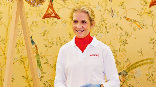 La infanta Elena en el mercadillo navideño Mapfre