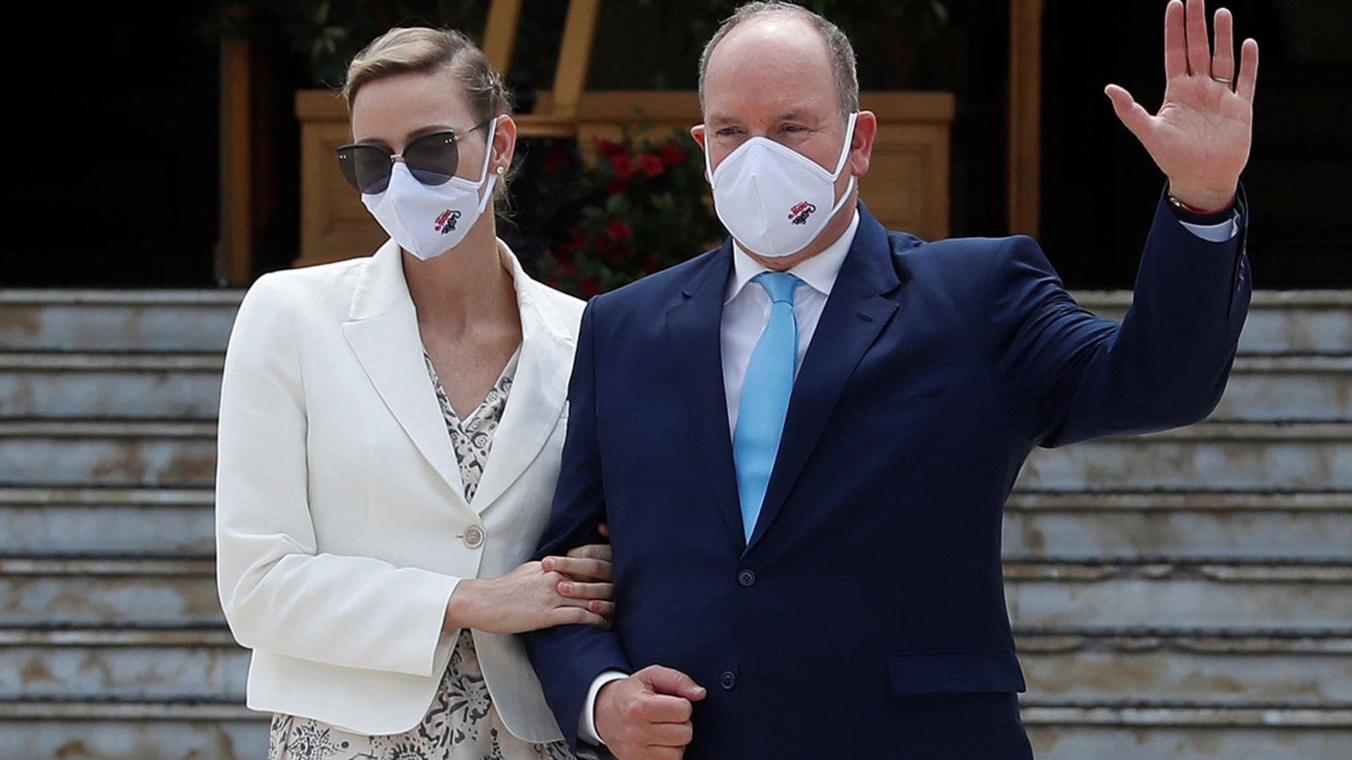 Charlene de Mónaco, muy pendiente de su marido en un acto que ha reunido a buena parte de la Familia Real