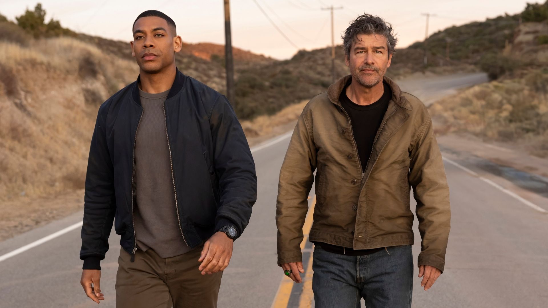 Aaron Pierre y Kyle Chandler en 'Lanterns' de HBO Max.
