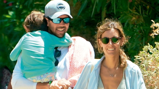 Ana y Fernando, con dos de sus tres niños: Miguel, de seis años, y Mateo, de cuatro, en brazos de su padrE