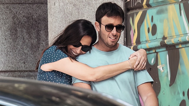 Matías Prats Jr. y su mujer, Claudia Collado, paseando a su bebé