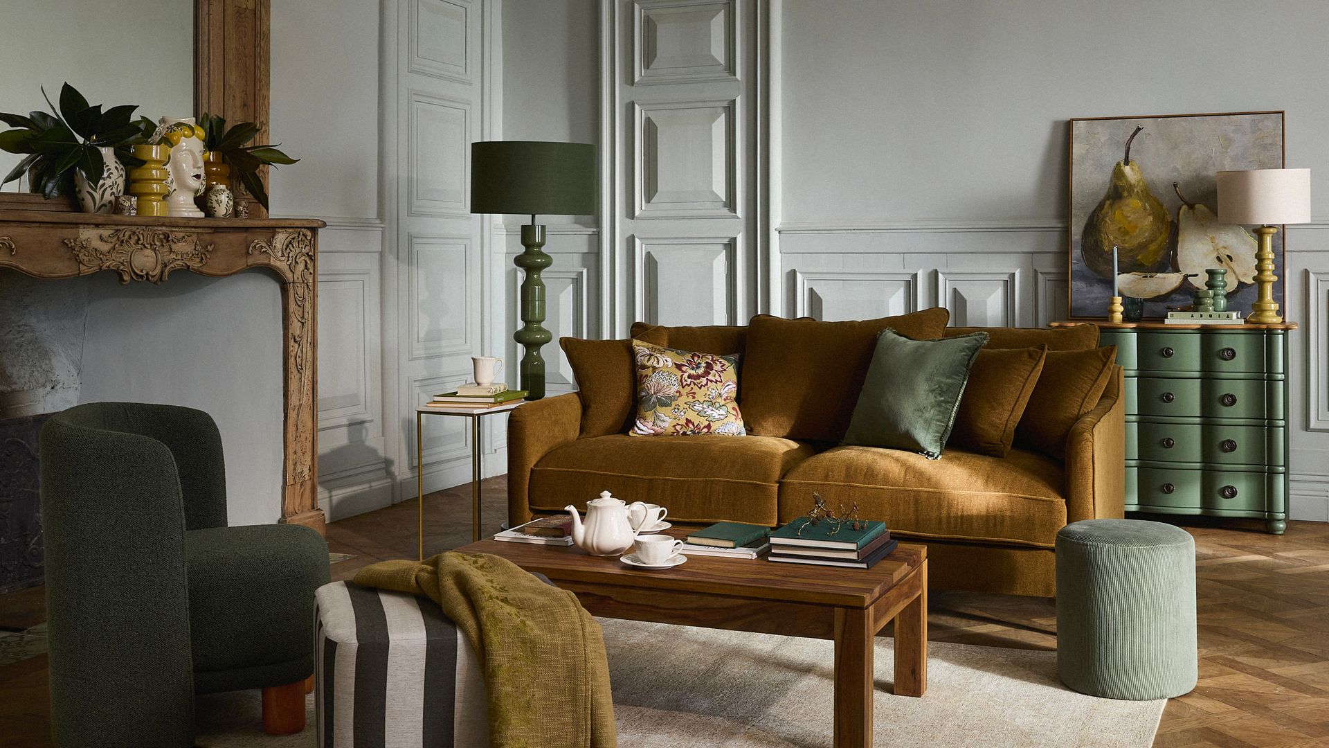 Salón en tonos verdes, ocres y blancos. Maisons du Monde.