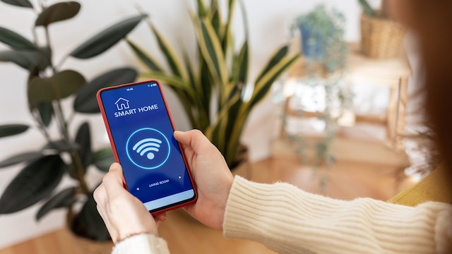 Una mujer usando WiFi en su casa en un smartphone