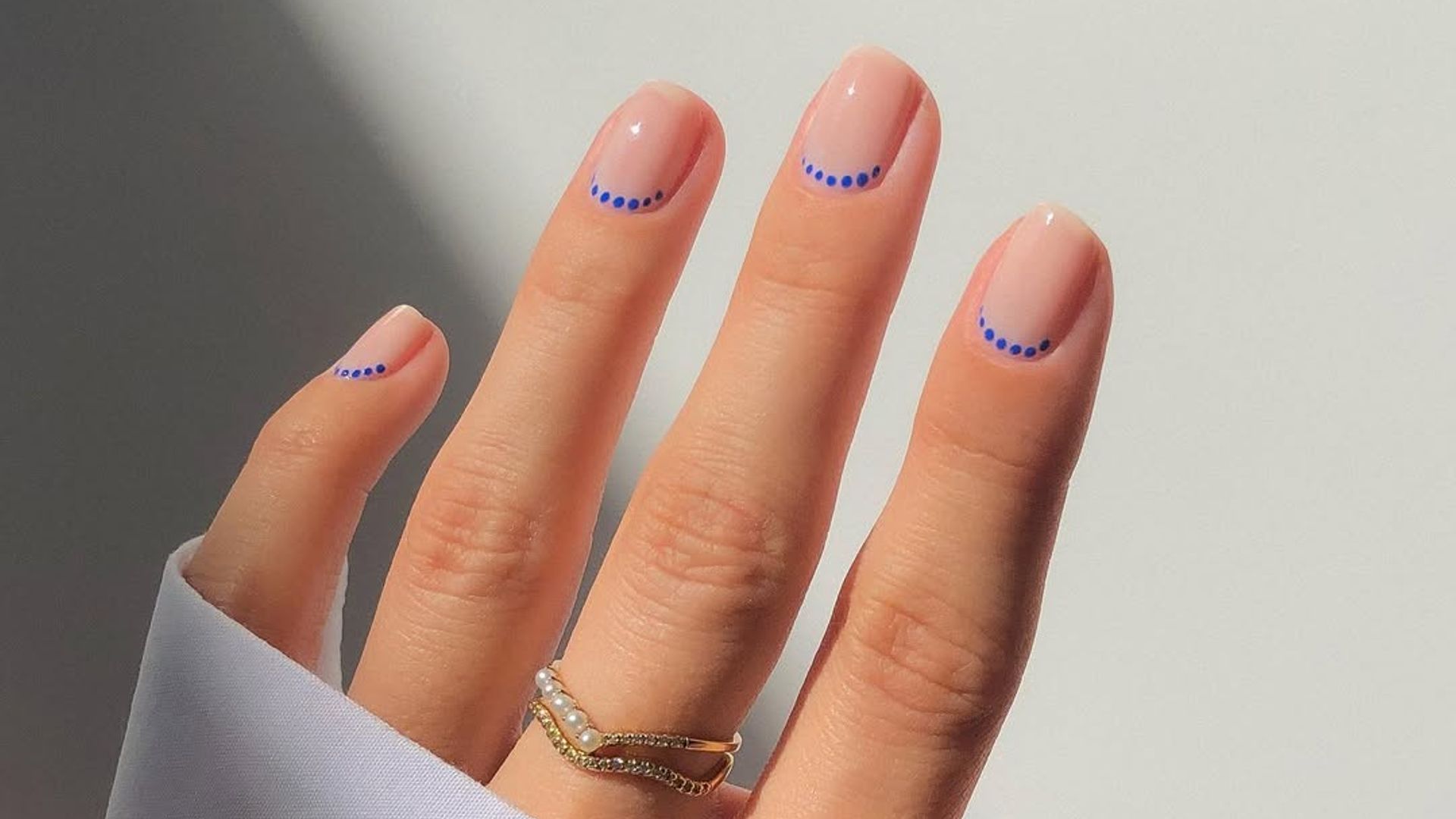 Manicura francesa invertida: el giro más 'chic' del diseño de uñas clásico que no pararás de ver esta temporada