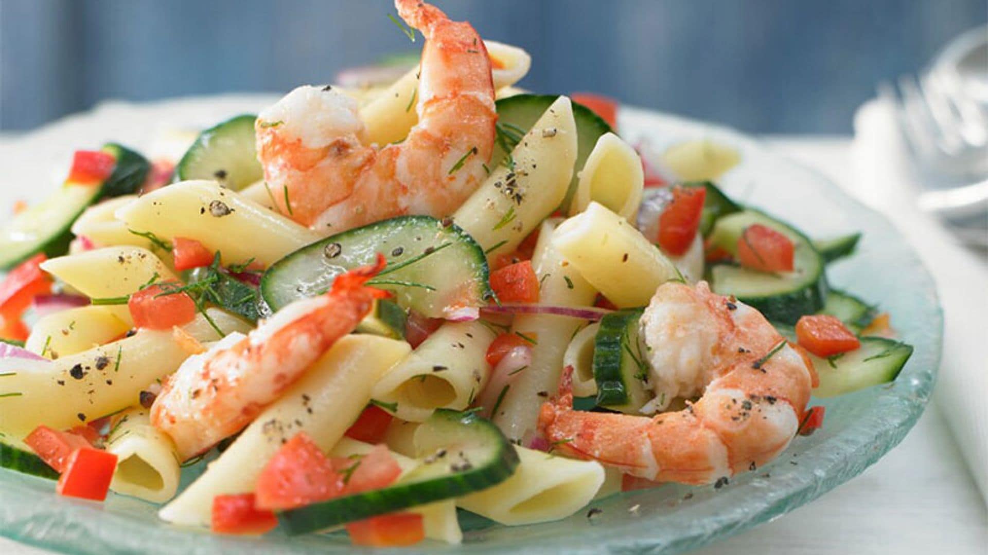 Ensalada de macarrones con gambas y pepino al eneldo