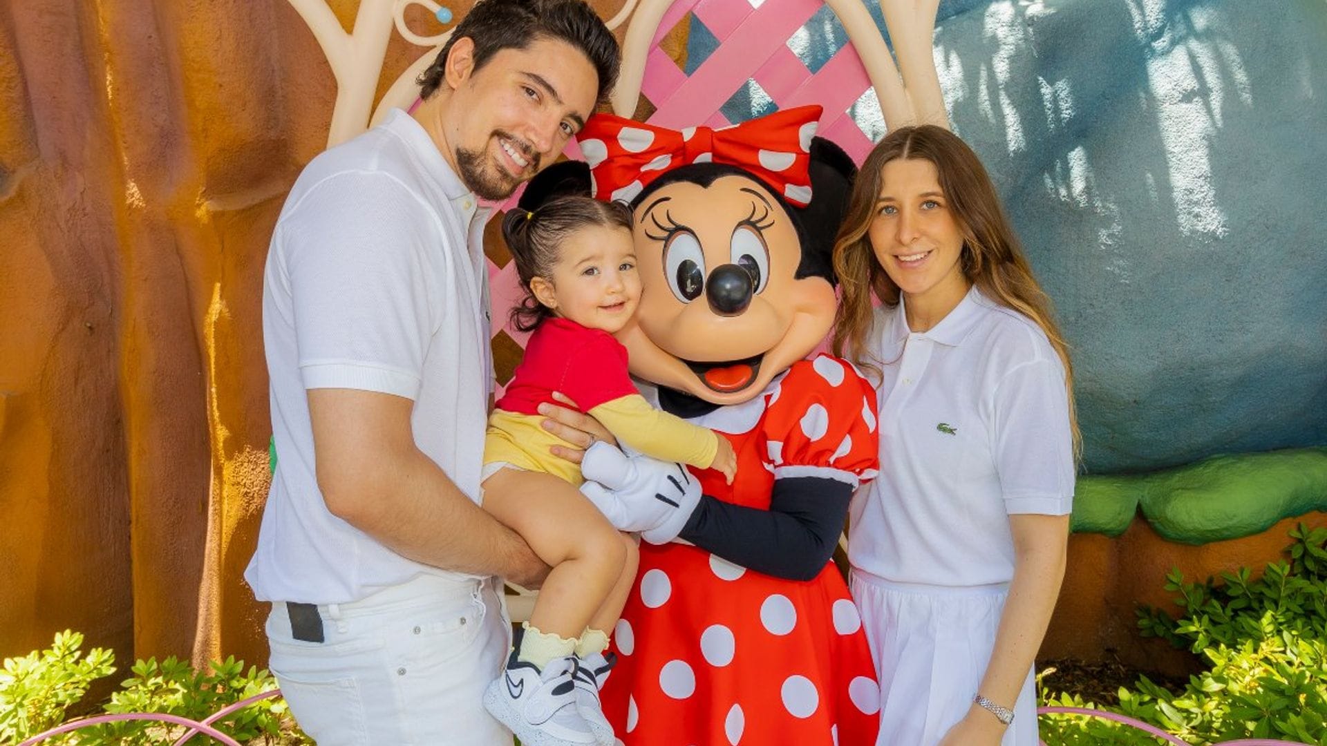 Tras anunciar el nombre de su próxima bebé, Alex Fernández, Alexia Hernández y Mia celebran en el lugar más feliz de la Tierra