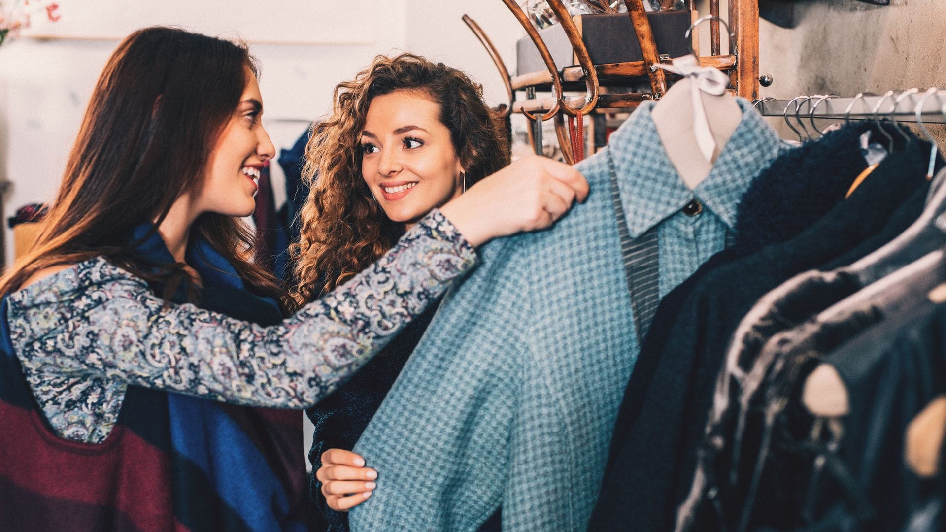 Amigas comprando ropa